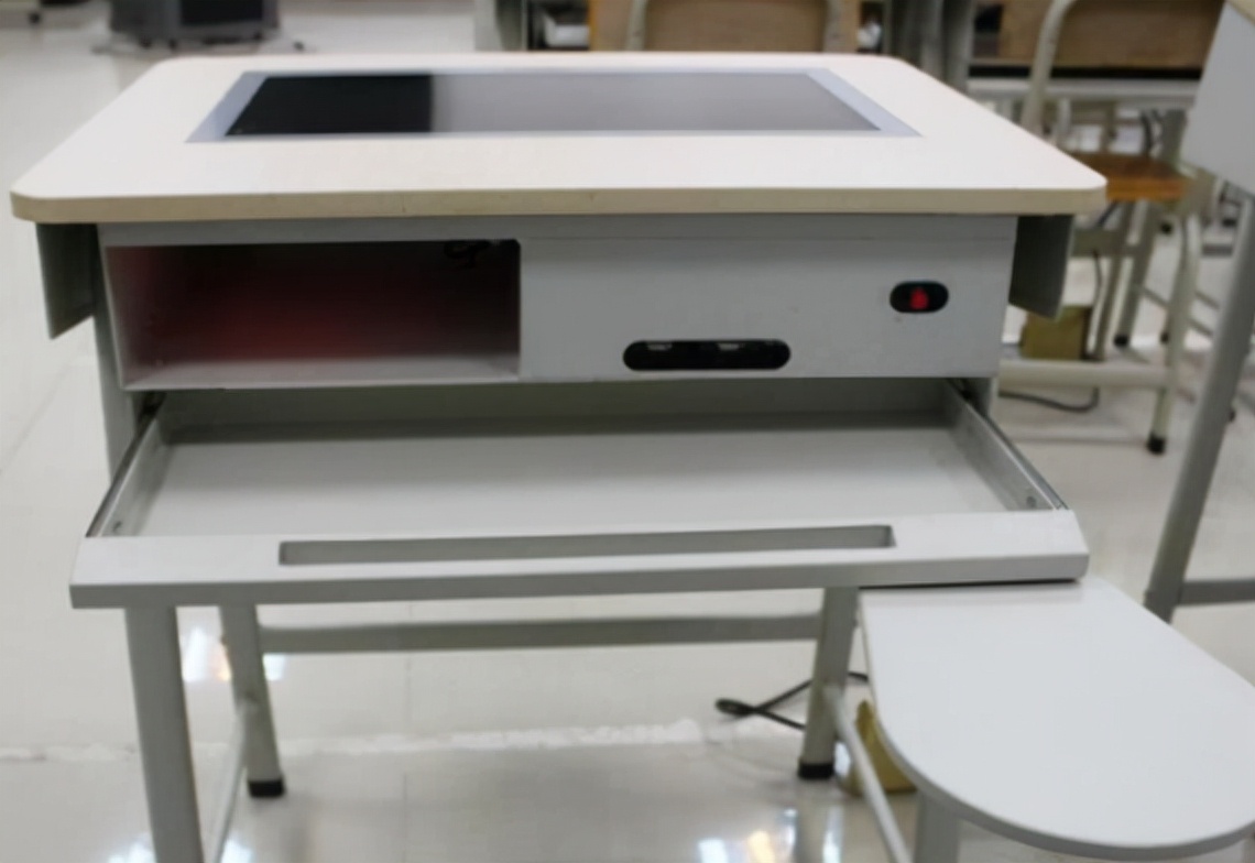 中小学改用“新课桌”，学生上课睡觉或成难题，家长终于能放心了