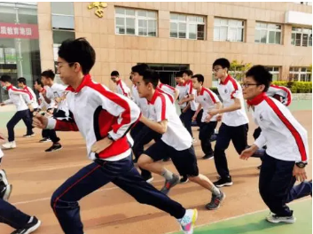 闽江学院运动会有多燃，学生齐跳“YesOK”，网友：C位男生太妖娆