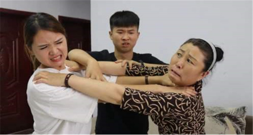 婆媳矛盾中，如何化解姑嫂间的紧张关系