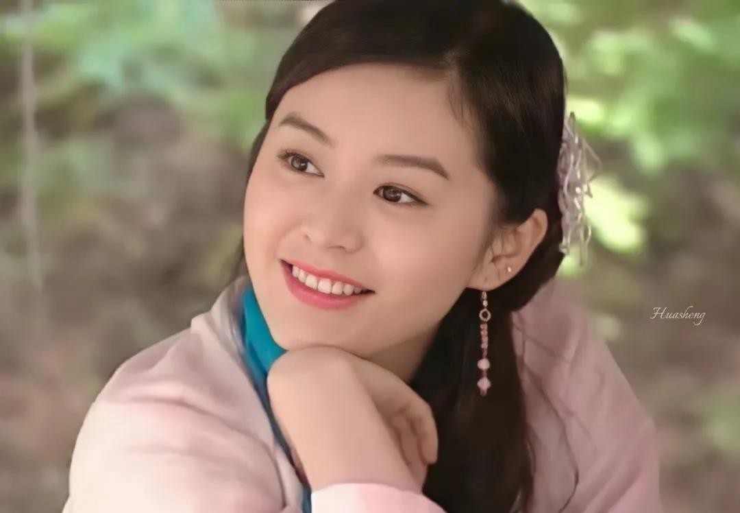 一时间各种传闻甚嚣尘上,"柏雪失踪"也与其他灵异事件一起被选为"天涯