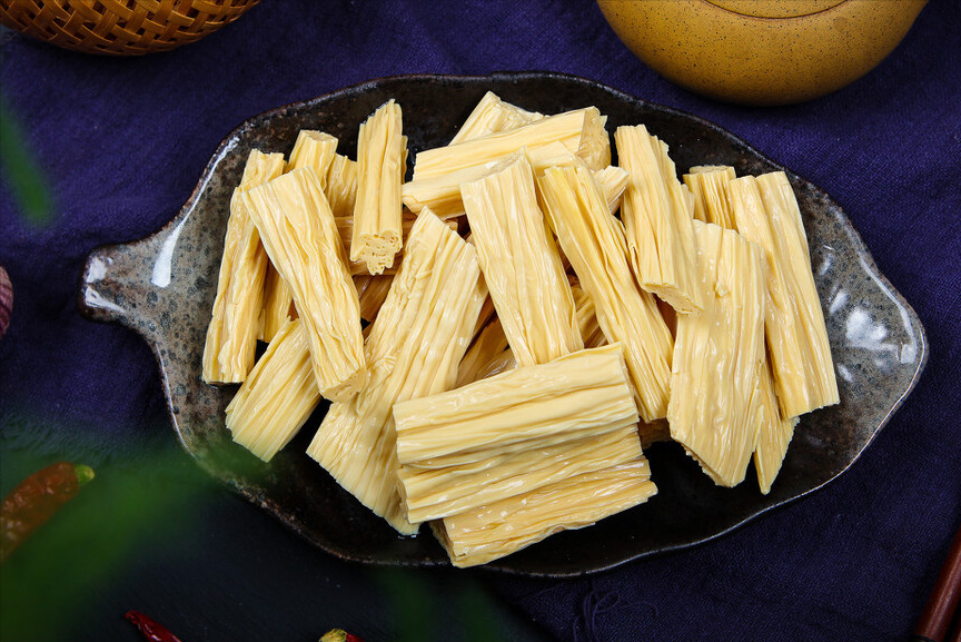 泡腐竹，不要放在水里就泡，饭店常用这方法，泡发快速不夹生