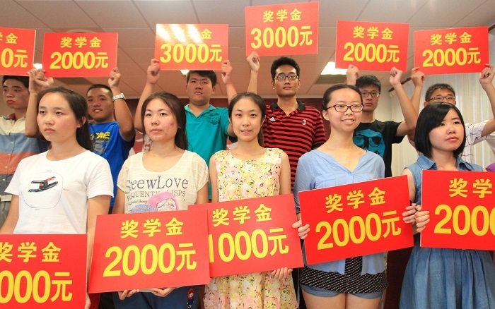 大一可以拿到奖学金吗？大二评奖学金的根据是什么？答案很简单