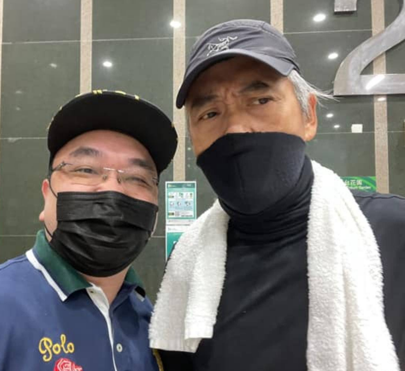 66岁周润发早餐店被偶遇！脖子上挂一条擦汗巾，头上旧帽子戴7年