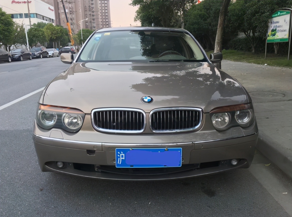 小伙晒父亲的宝马745,8缸机器,大沪牌,当年可直接全款买房