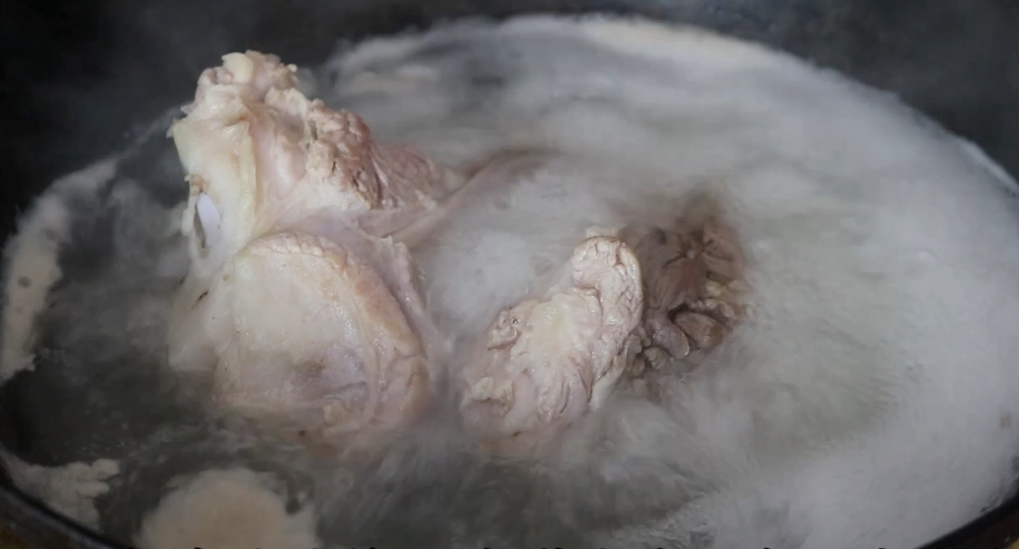 炖大骨头汤，要想好喝，牢记这个秘诀，炖的汤浓好喝补钙