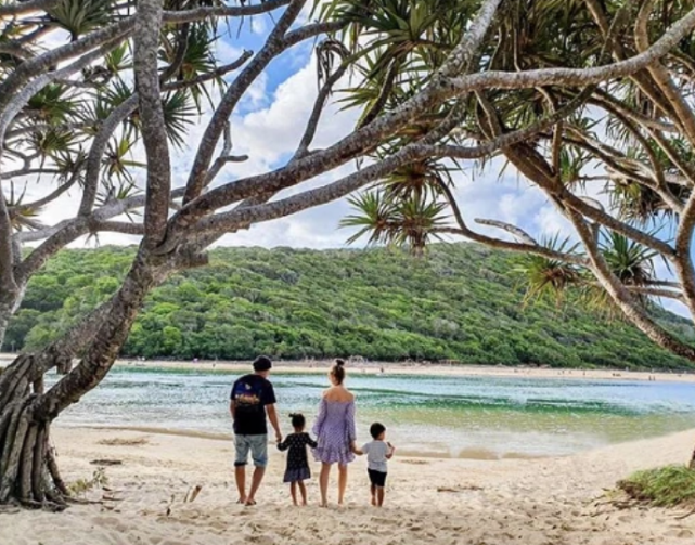 周杰伦晒儿女开心玩耍照，6岁海瑟薇长发飘飘好淑女，小长腿初现