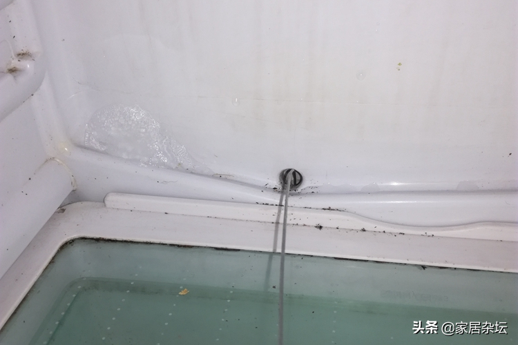 电冰箱排水口被冰堵住了，是什么原因？可以疏通吗？怎么疏通？