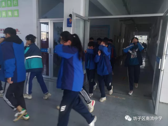 坊子區(qū)南流中學(xué)舉行防火疏散演練(圖1) 坊子區(qū)南流中學(xué)舉行防火疏散演練(圖1)