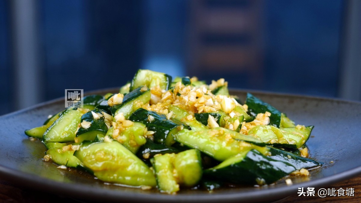 凉拌黄瓜是夏天里家家户户都会做的一道时令凉菜.