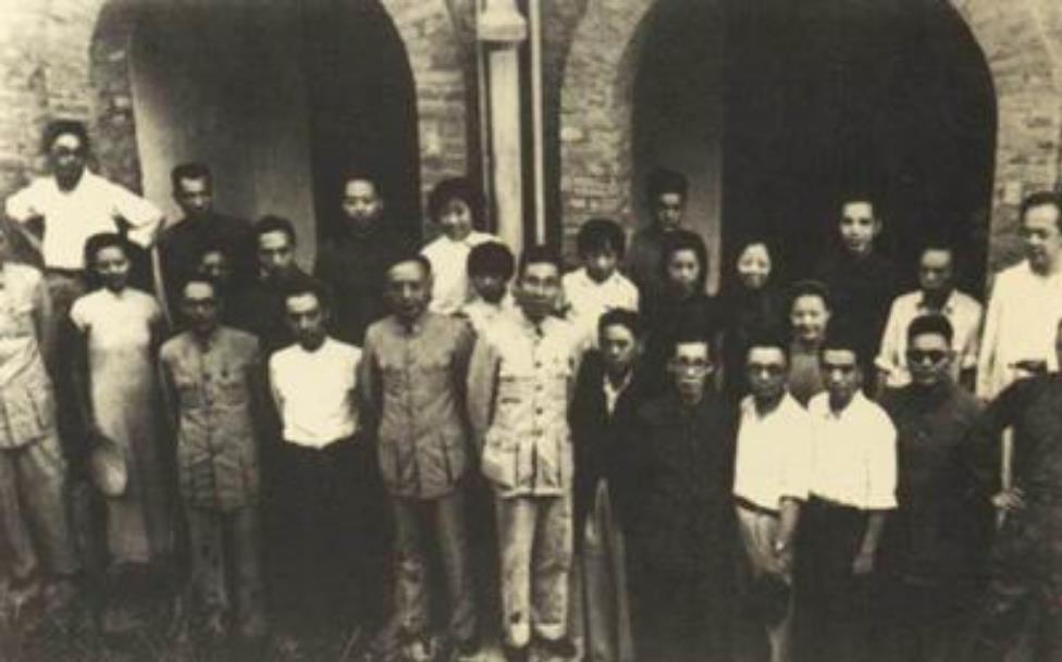 1938年，周恩来亲自登报急寻一名10岁女孩，这女孩啥身份