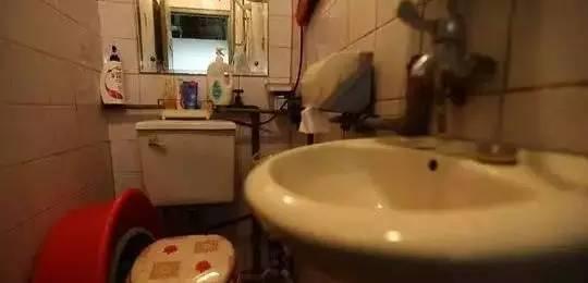 北京一家5口挤17㎡棺材房，70岁姥爷竟睡吊铺，全家只有一张床！