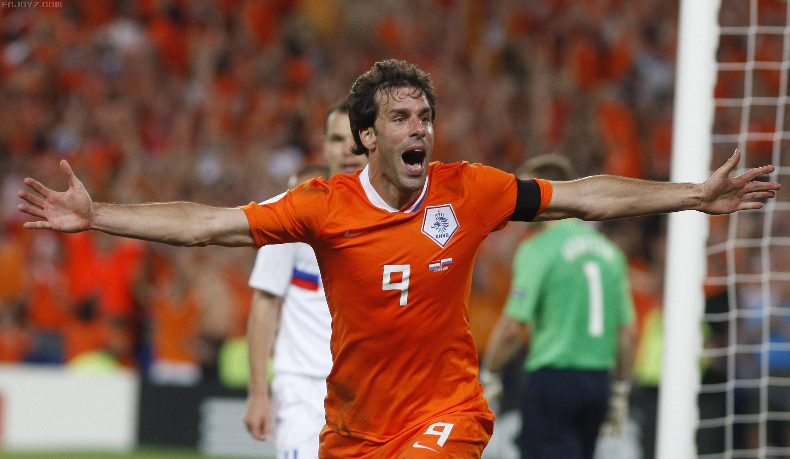 马拉加等队,曾获得过荷甲,英超,西甲等几大联赛金靴,和博格坎普一样