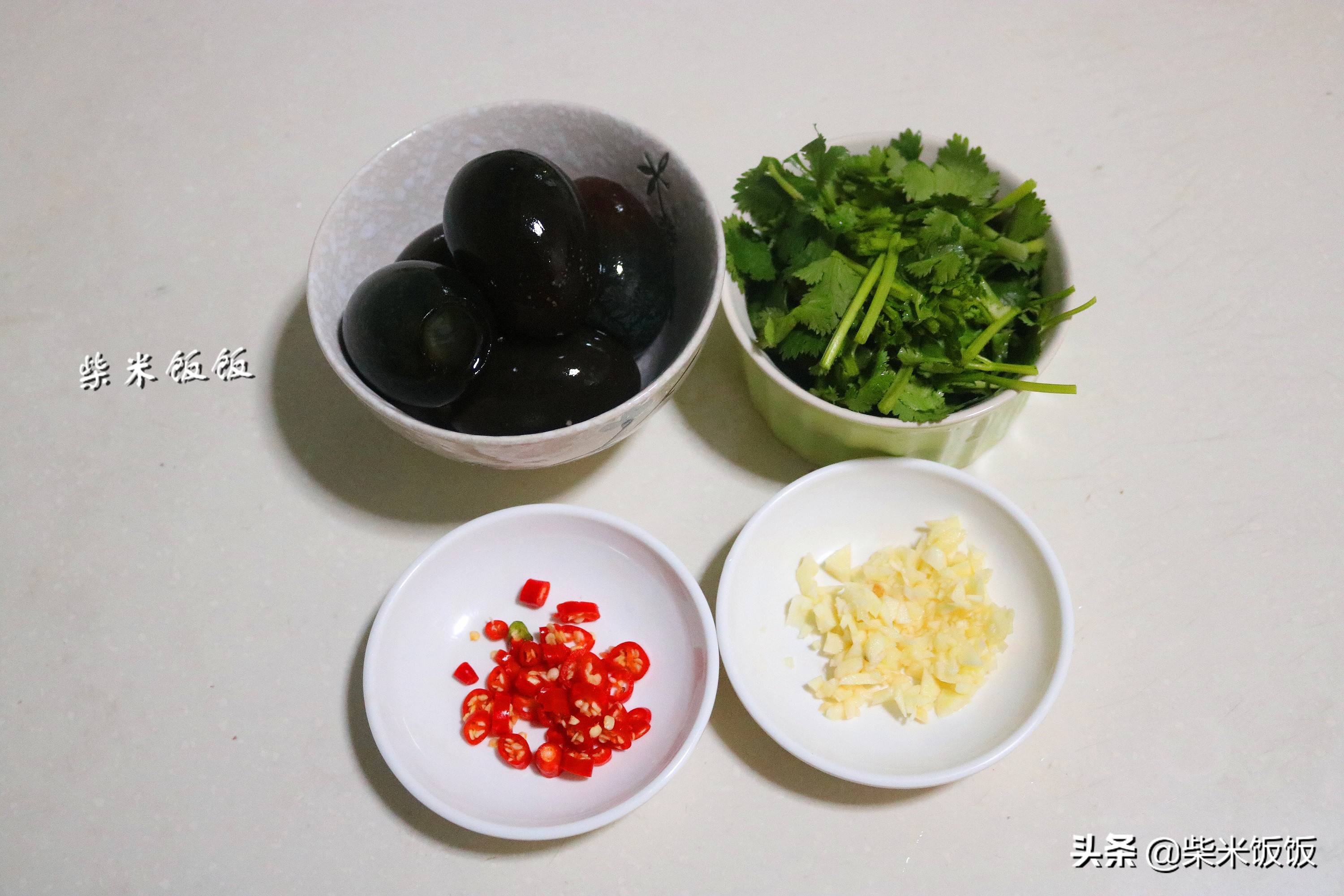 凉拌皮蛋怎么做？一碗料汁就够了！这味道，宴客也够面