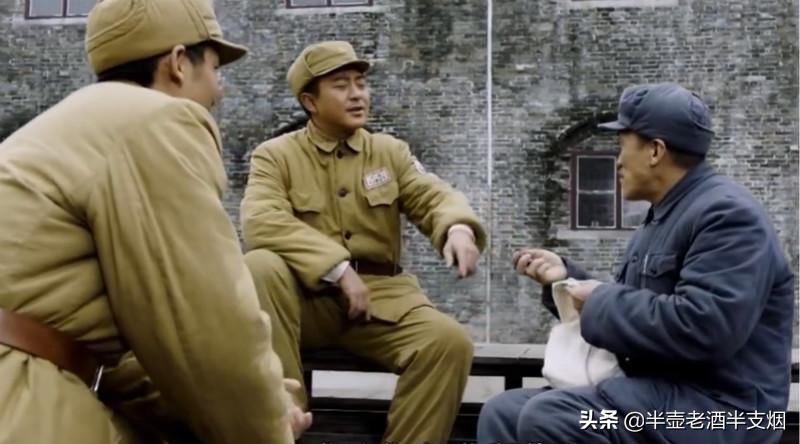 功德林里有两人表现不错，一人严肃一人滑稽，为何没被首批特赦？