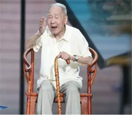 86岁癌症翻译家许渊冲：医生断言活不过7年，今年已100岁