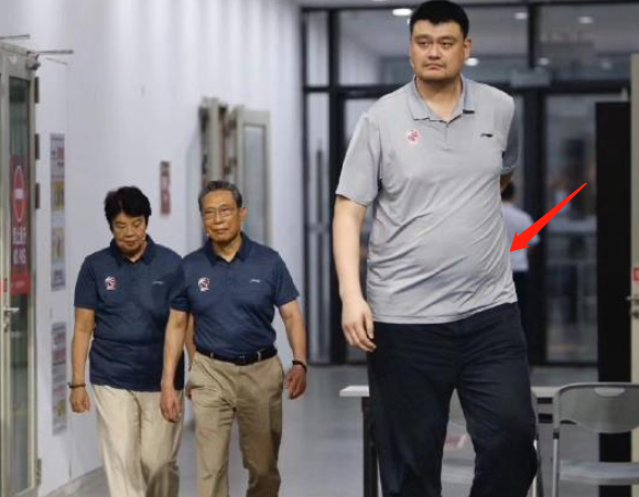40岁姚明罕见现身胖一圈！脸部变宽肚腩圆滚，个子比普通人高半截