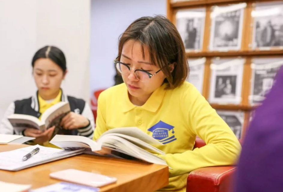 四个适合女生学习的大学专业，毕业后工作待遇好，发展前景也不错