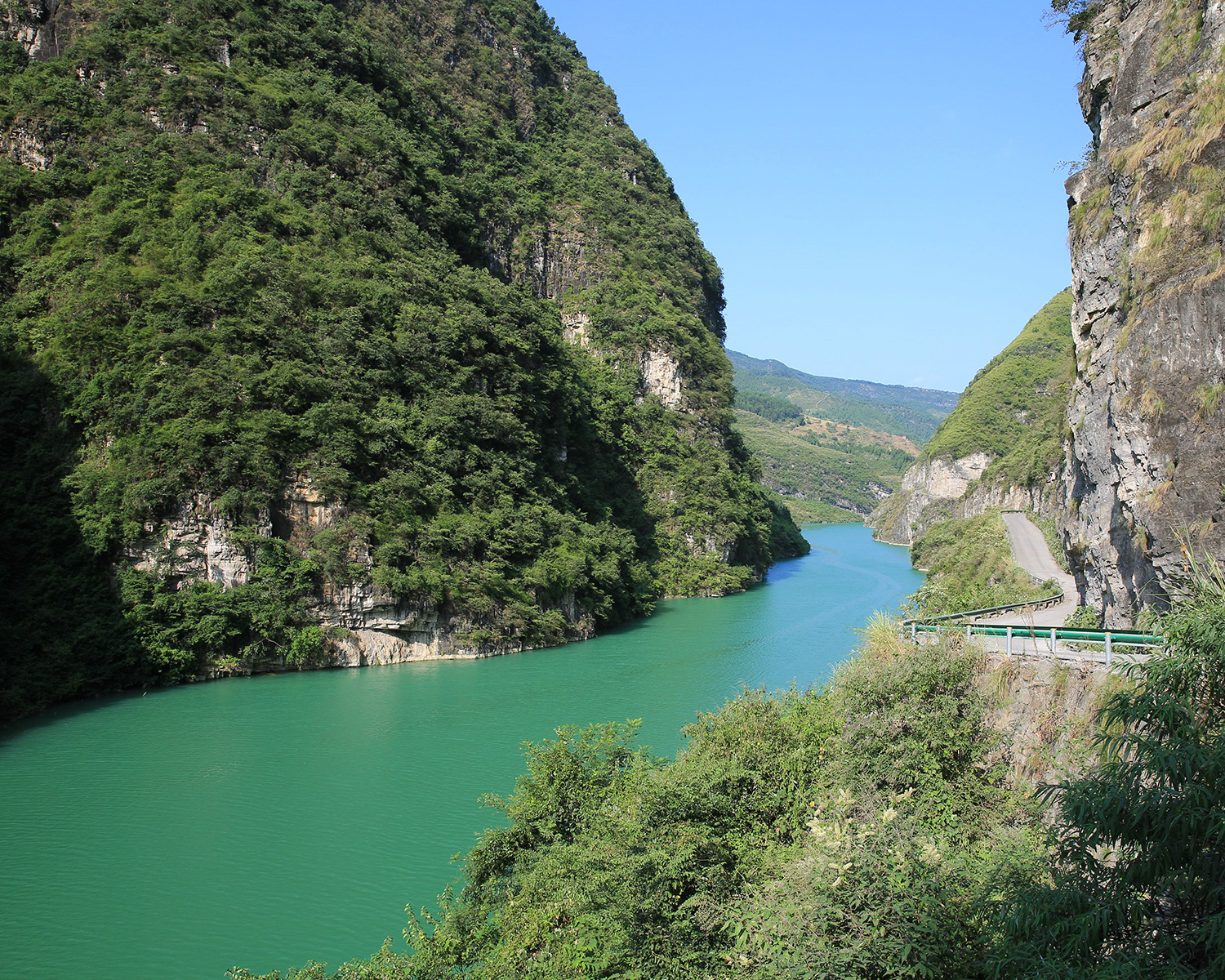 于重庆南川区金佛山,然后进入贵州桐梓县,经过坡渡镇一座梯级水库后