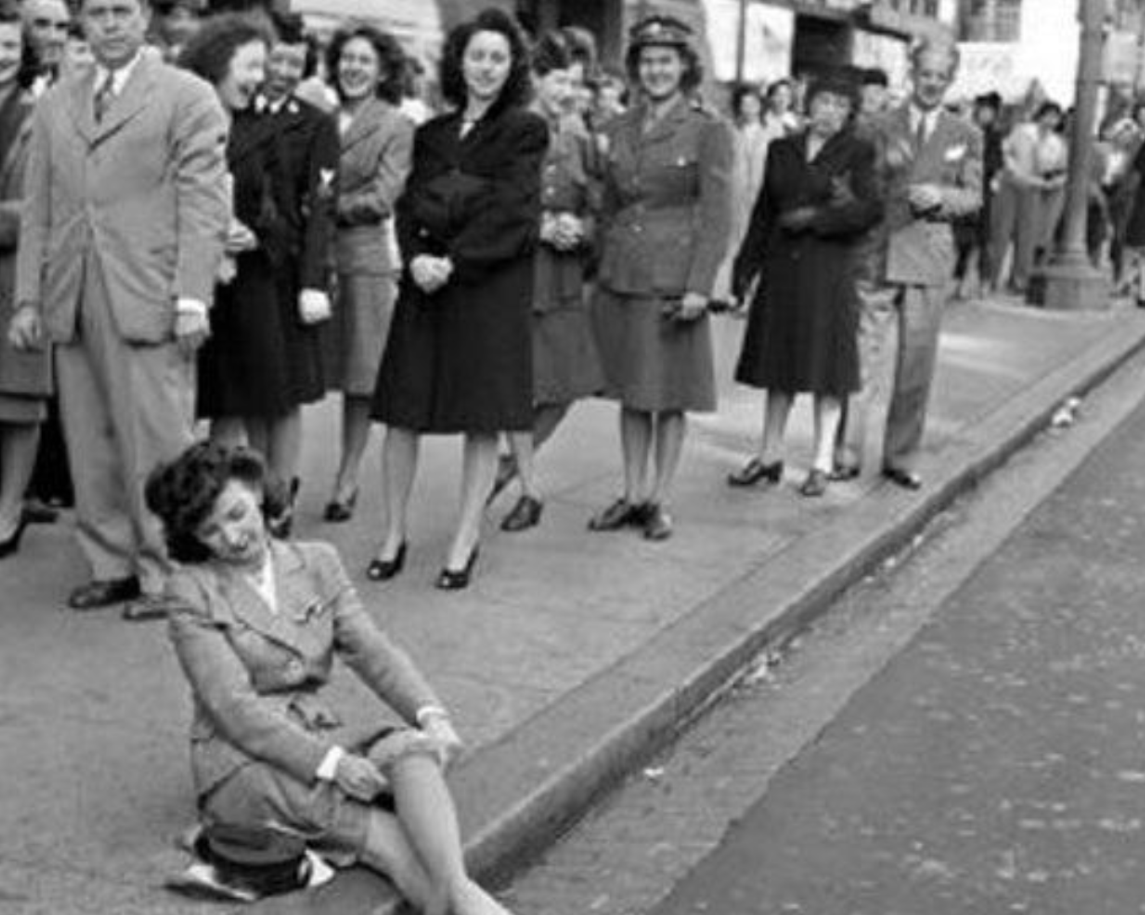 二战国外女性在干啥？有为国家捐丝袜，也有为激励丈夫作战而自杀