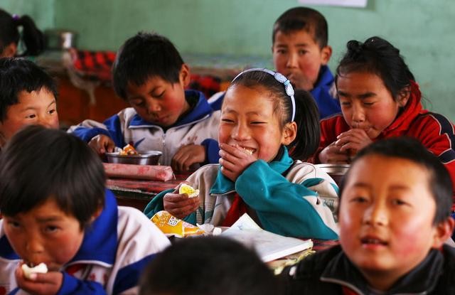 牛奶不让入校，四川两学生校门口喝整箱，网友：牛奶还分校内外？