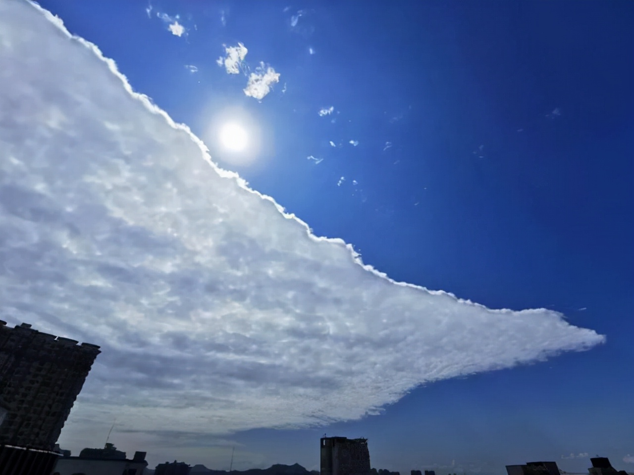 天有異象!陝西渭南天空出現神秘雲團 又是什麼徵兆?