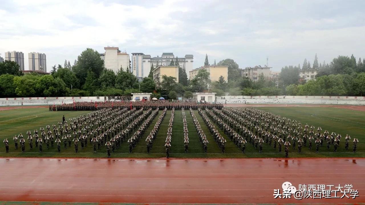 雨中闭幕，2020级军训汇报，请您检阅