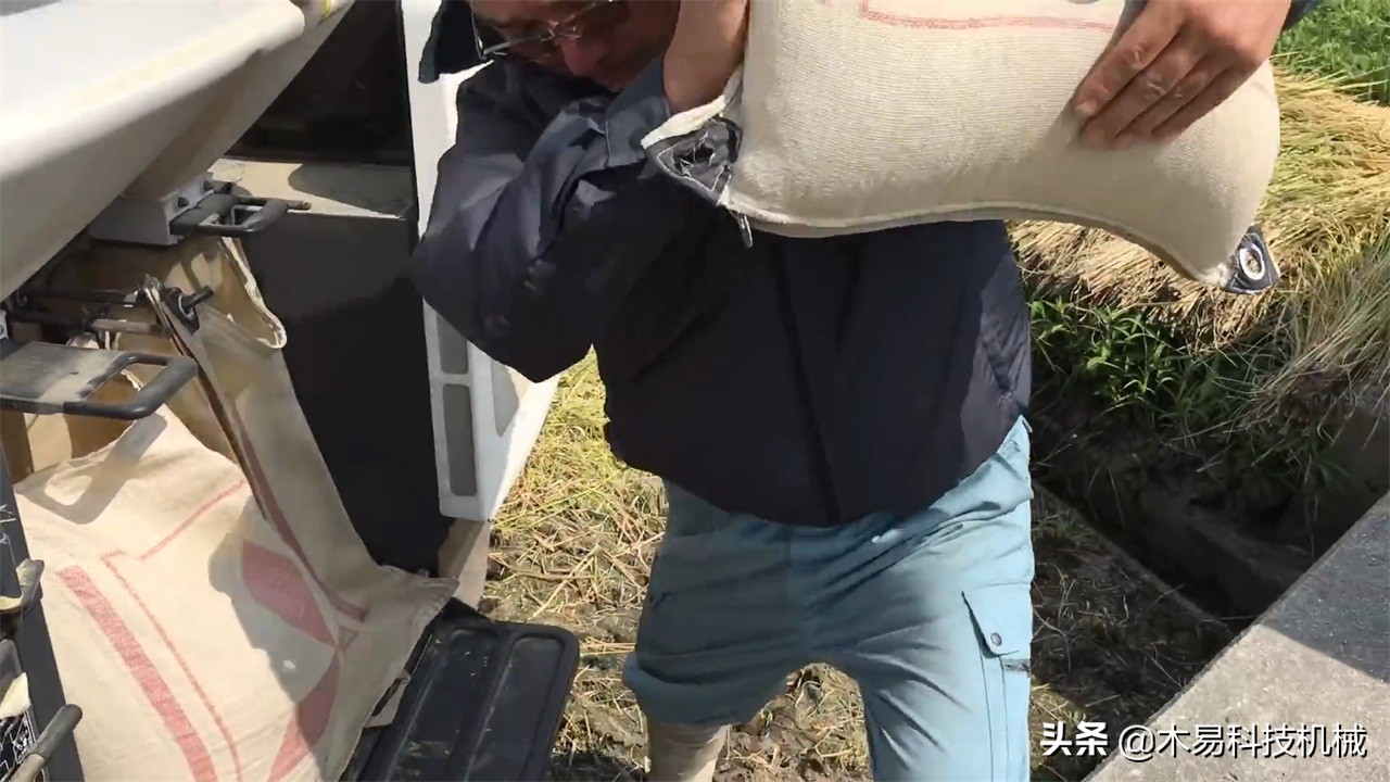 日本發(fā)明小型收割機，采用履帶式車輪，可以適應多數(shù)地形