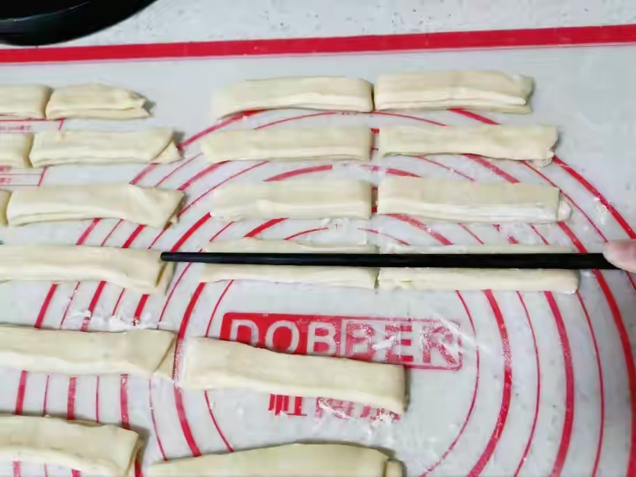 炸油条用放酵母吗？教你正确做法，出锅金黄酥脆，凉了也不硬