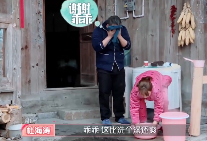 沈梦辰杜海涛上演现实版“乡村爱情故事”！捉鸡拔萝卜洗菜接地气