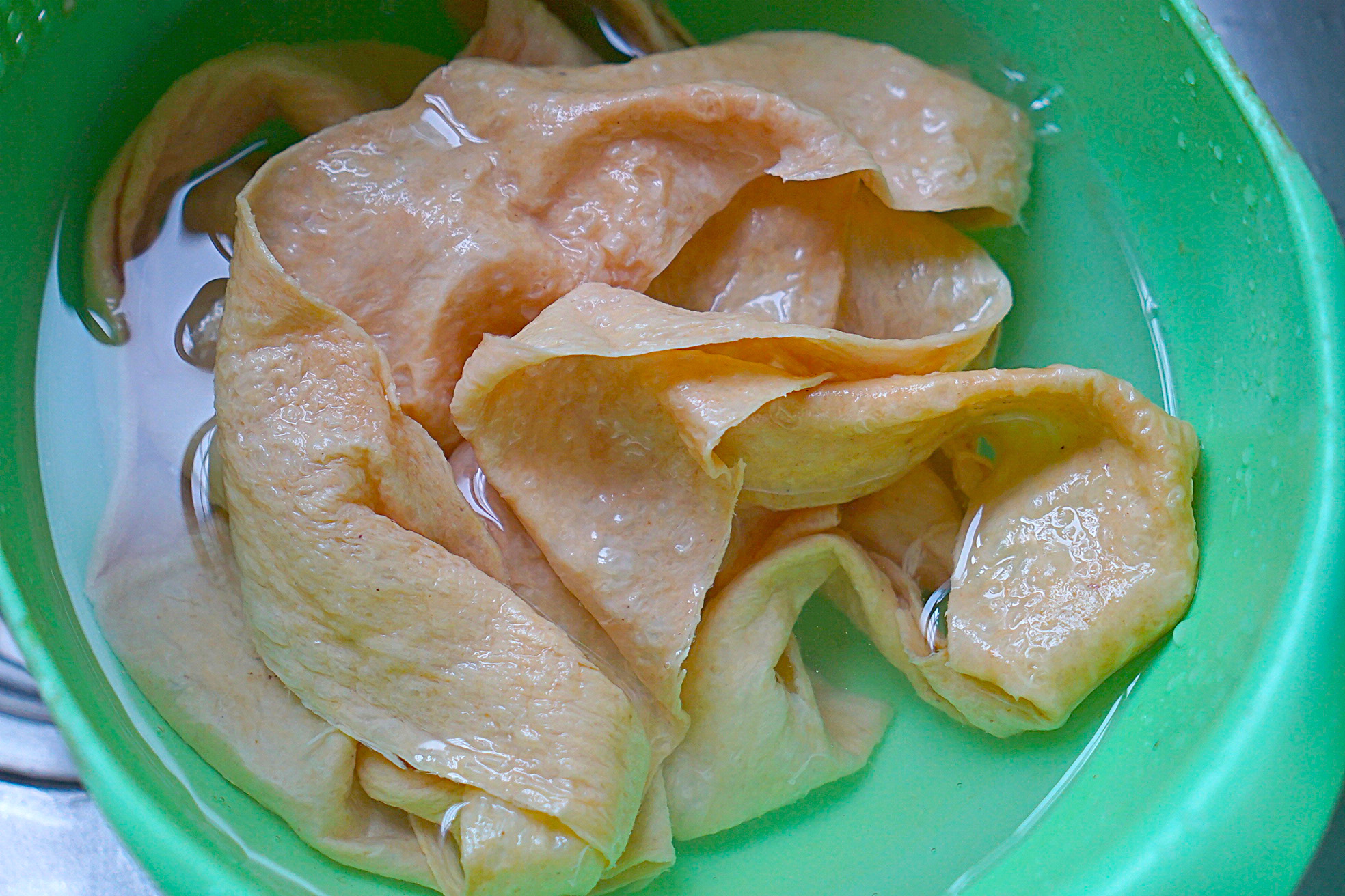 入秋后，碰到这菜我从不还价，4块钱1斤，和豆皮是绝配，味道真香