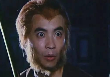 江龙》在国内也让他红极一时,在周星驰导演的《功夫》影片中,让饰演五