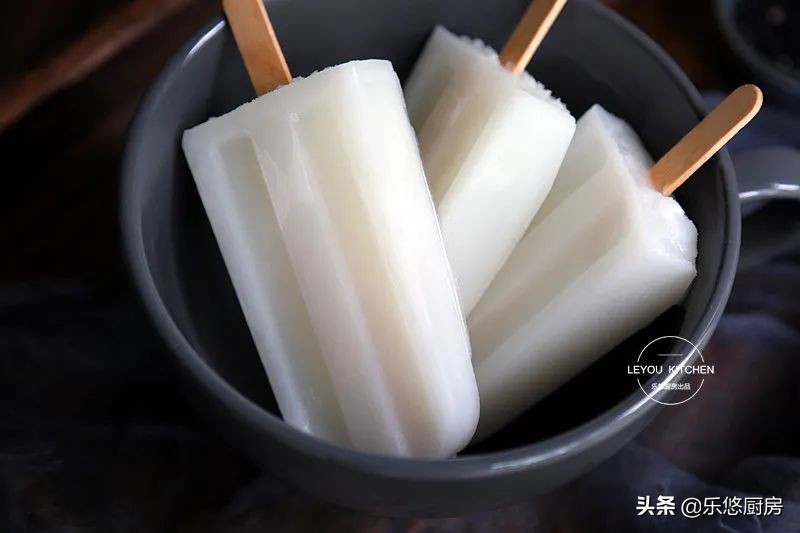 小时候常吃的老冰棍，在家做很简单，用牛奶、糖、糯米粉就可以做,想吃可以学