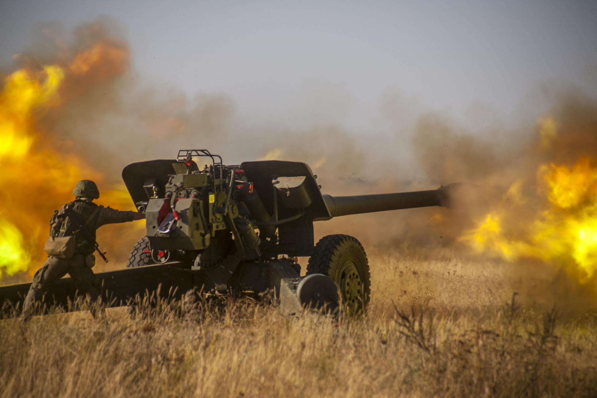 五款大口径"牵引榴弹炮"