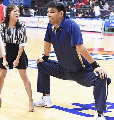 nba球星为什么很少去韩国(NBA第一位韩国球员！身高2米21，只打了46场就退役，还记得他吗？)