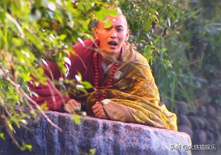 鹿鼎记名场面，7版阿珂出场，有人嗅花有人火拼，黄晓明版洗澡？