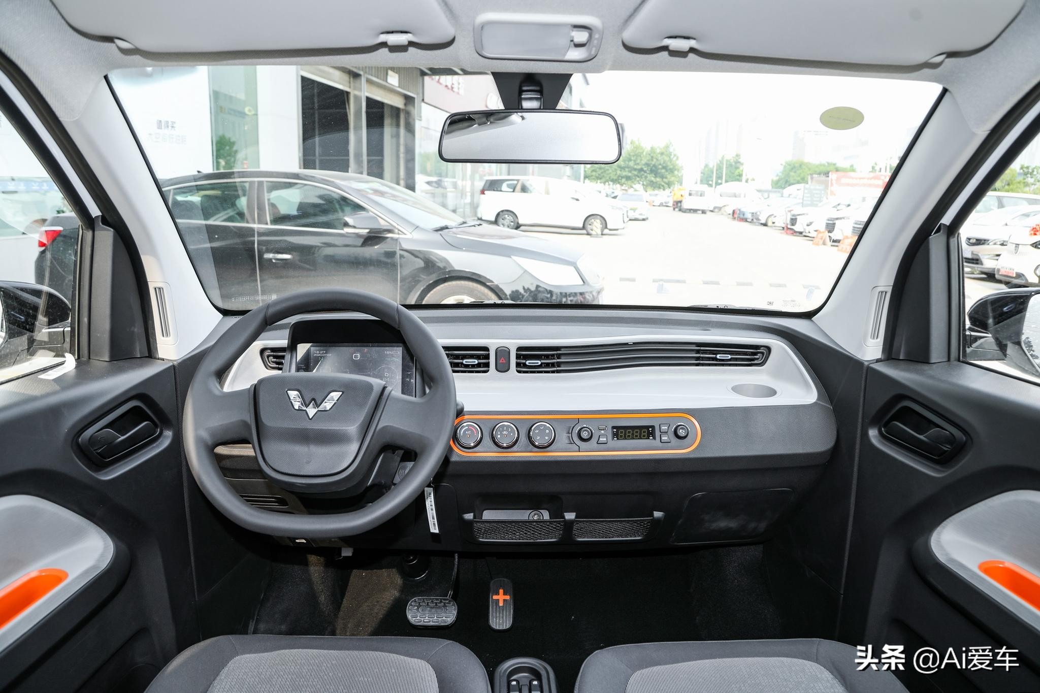 便宜不烧油，好养又省钱灵巧代步车，好开好停车，实拍宏光MINIEV