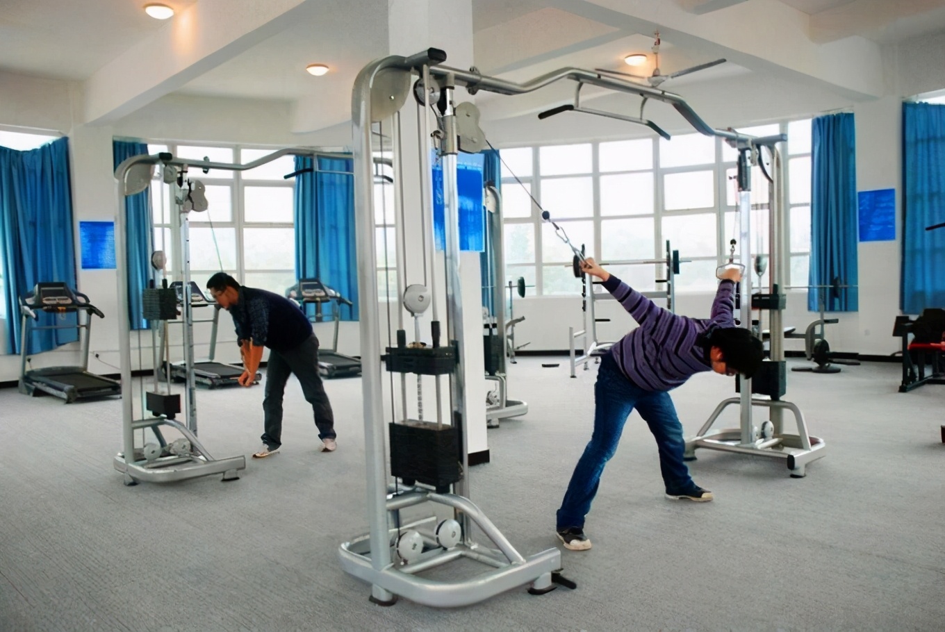 西北师范大学搞“毛线课”，众多学生纷纷报名，学生：没啥事玩呗