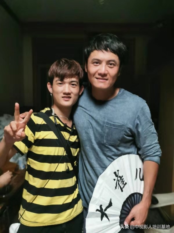 影视化妆师怎么进剧组-化妆学校前十名-一周明星学员榜-剧组就业