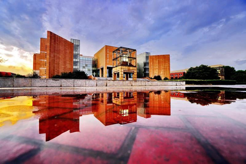 占地5700亩，坐拥四大校区、24个食堂！这可能是河南最“壕”的大学了！