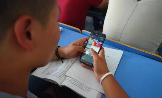 班主任上课突然查手机，普通学生只会放兜里，这种操作才最秀