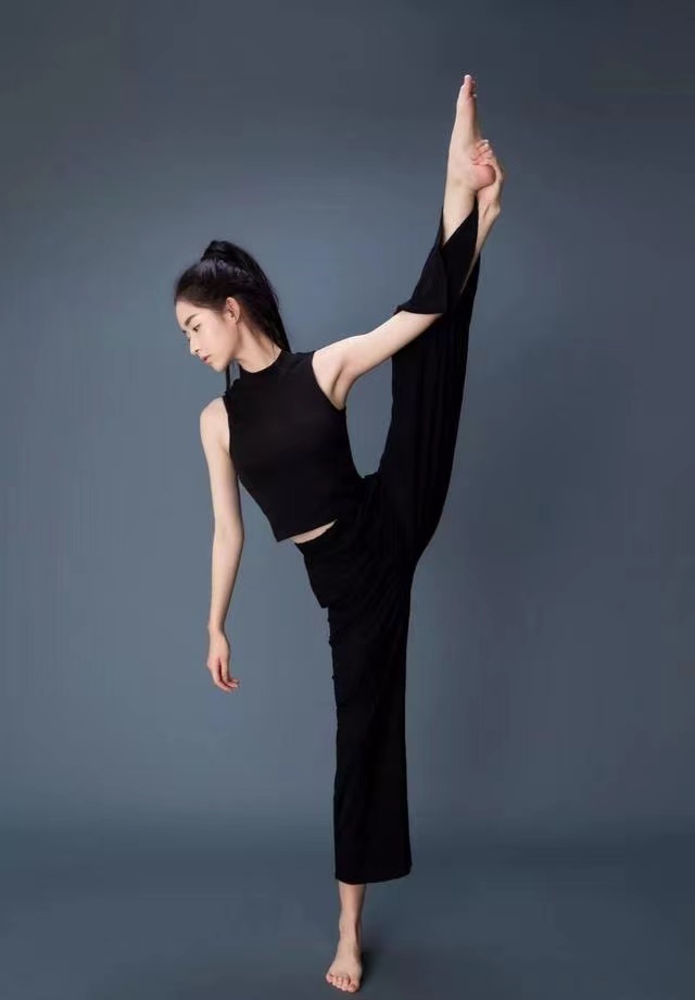 曹操之女风姿绝代，身段如兰，举手投足间尽显雍容华贵之美。