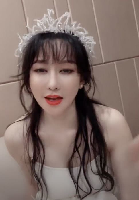 萨顶顶近照曝光“大变脸”！疑似整容变网红，观众认不出她