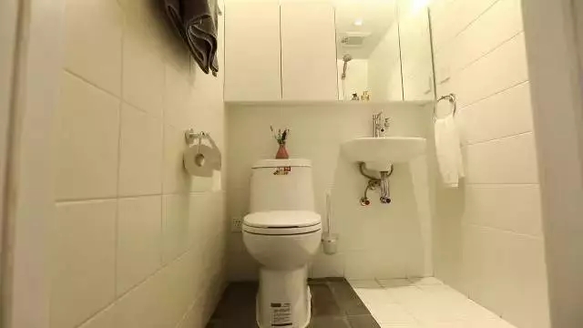 北京胡同18m²老房，24小时开灯生活，父亲睡在女儿女婿上铺