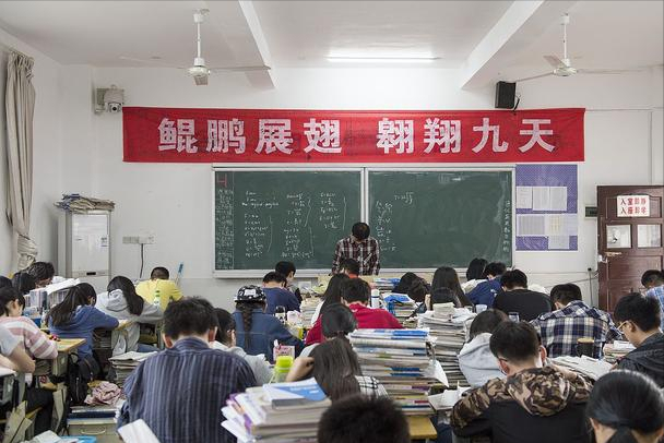 学霸高考722分考上清华，原以为祝福满满，评论区却让人寒心