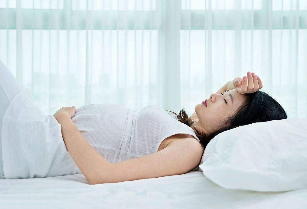 孕期睡覺時感到呼吸困難，是胎兒缺氧了嗎？兩種情況可能是異常