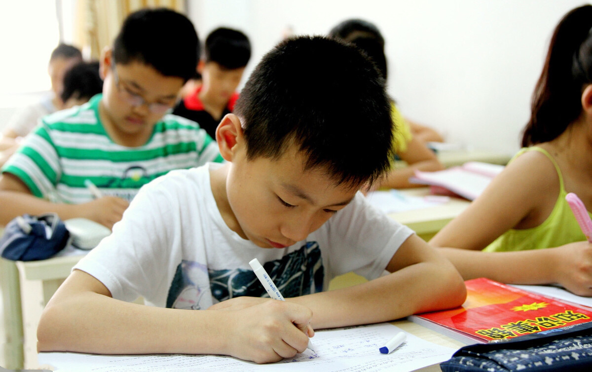 老师“含沙射影”让学生别上课后服务，惹家长发怒，校方回应来了