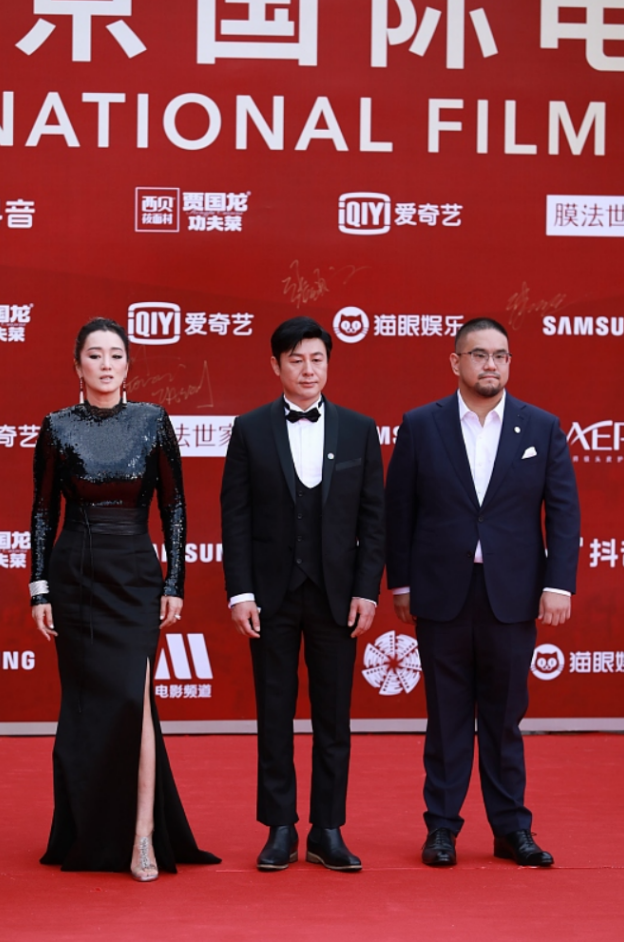 终于知道巩俐为什么叫“巩皇”了，穿黑裙气场全开，真是够霸气