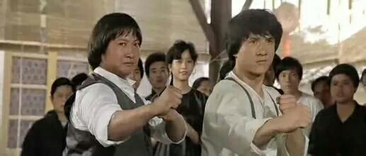 23年前，成龙为悼念恩师从21楼纵身一跃，跳出世界纪录震惊好莱坞