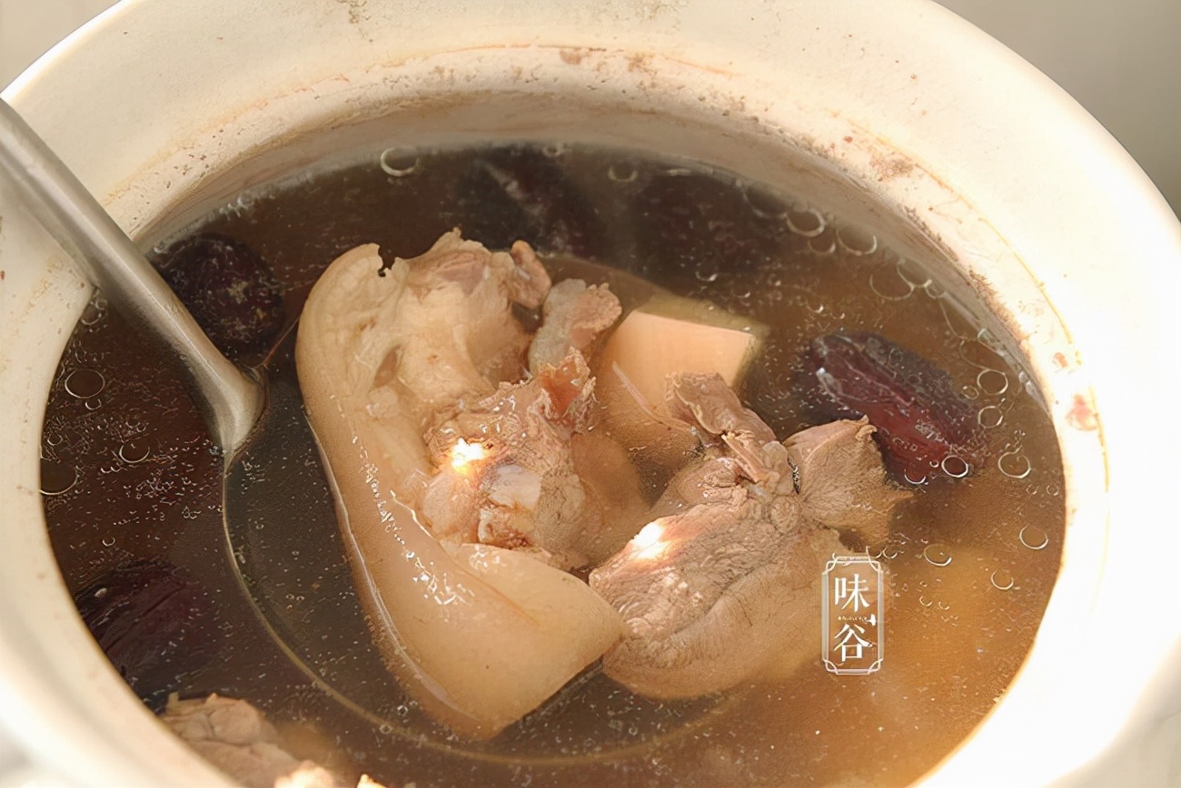 入冬后，有条件多给家人喝这汤，汤鲜味美有营养，别不懂吃