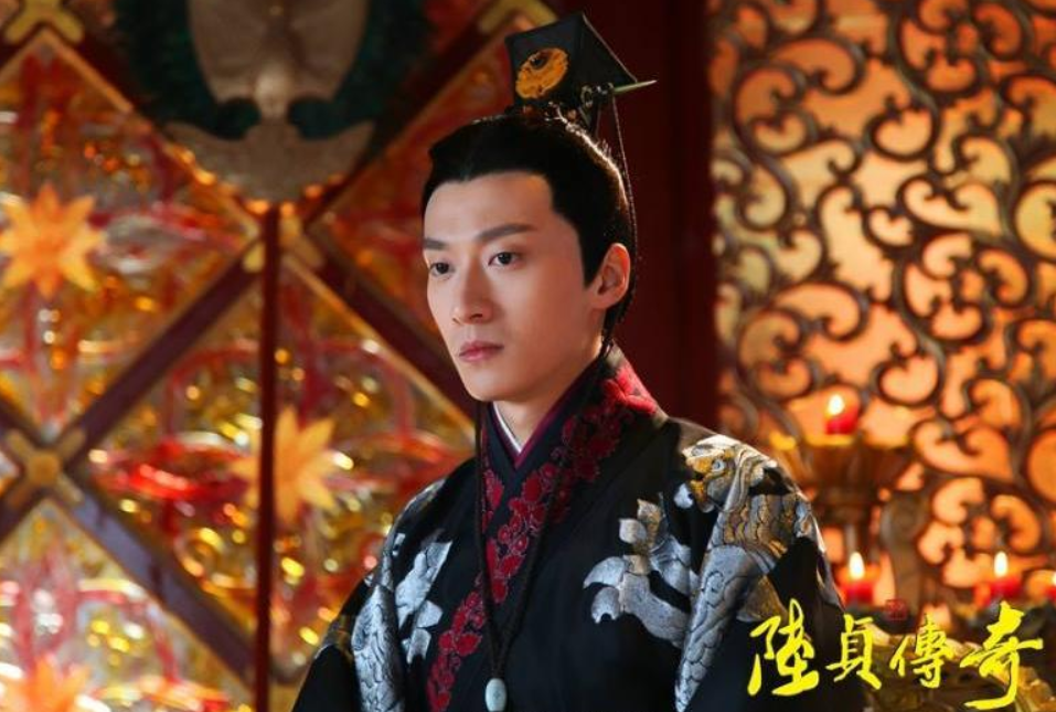 乔任梁出道14周年，乔爸上坟祭奠亲手擦墓碑，头发花白驼背惹泪目